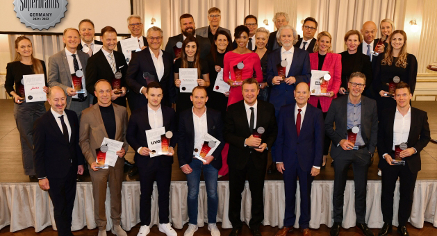 Awards für Marken und Persönlichkeit: Superbrands 2022 - Malaika Mihambo, Olympiasiegerin und zweifache Weltmeisterin im Weitsprung wurde als "Superbrands Germany Persönlichkeit 2021/2022" und erhielt zusammen mit 30 Marken die internationale Superbrands Trophy - Quelle: Frank May